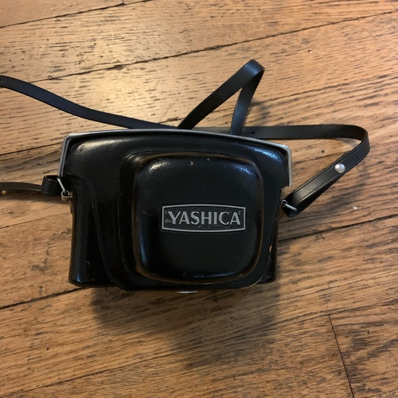 Vintage Yashica Lynx 5000 camera with case. Untested. - Picture 2 of 5